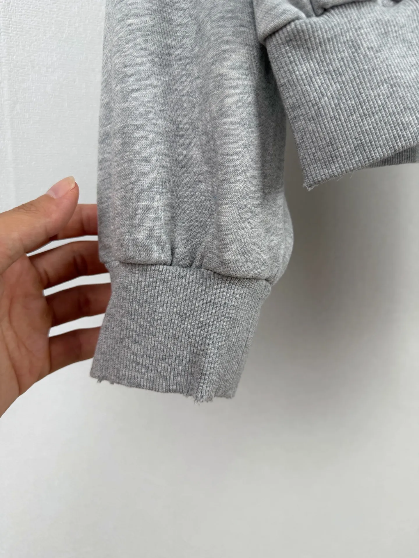ACNE Studios spray-painted distressed logo-printed hooded sweatshirt. Customized air-oxygen soft cotton blend. Soft and delicate, comfortable and skin-friendly. Night mist charcoal Black tone is advanced and cool. It has a relaxed and noble aura. The loose shoulder silhouette stretches casually. The raw hem outlines the casual lines of Retro. The Acne Studios STOCKHOLM logo on the back is worn. Silent embellishment. The Classic logo is low-key engraved with brand genes. Exquisitely blending street luxury texture and Scandinavian minimalist aesthetics in a relaxed posture, highlighting the high-end aesthetic core of Nordic luxury. Process 1: Using glue printing technology. The chest printing has been modified three times with the film screen. Use glue liquid paint to print the pattern on the fabric. Bake the fabric to fix the printed pattern. Technique 2: Gradient distressed spray-on process. By spraying dyes of different colors on the surface of the fabric, the clothing can show rich color changes under different lights, increasing the visual layering. Process 3: Many parts of the body of the garment are frayed by pure manual regular positioning and manual brushing to add texture and depth to the surface of the clothing to imitate the texture of natural wear. Process 4: The fabrics have been fermented and washed to give a better feel and texture. It is not easy to deform, not easy to shrink, not easy to fade, and maintains long-term beauty. Accessories: Customized 1:1 Acne trademark. Version: Loose version. Size: S M L XL